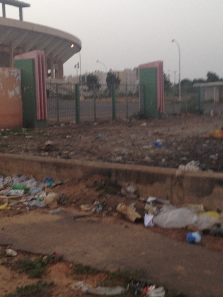 Stade LSS: Une devanture dégueulasse.