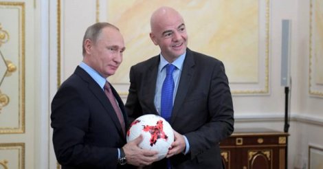 CM2018 - Poutine rassure Gianni Infantino