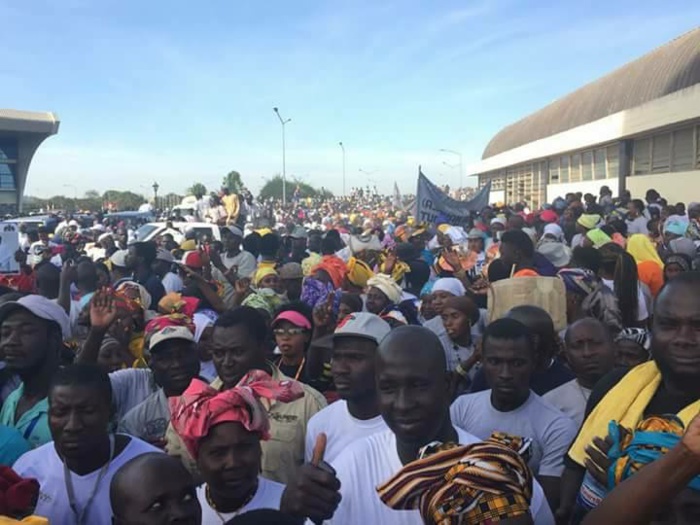 Retour en Gambie: Le président Adama Barrow se "paie" un bain de foule à Banjul