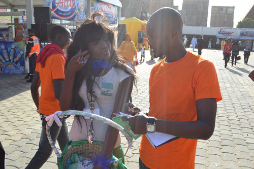 PHOTOS - Les jeunes de Rewmi à la foire pour vendre leur candidat