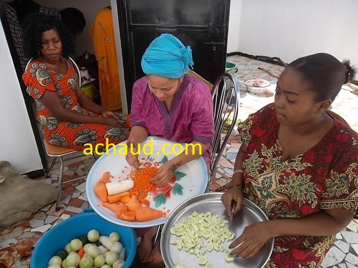 La vidéo girl girl Nadege ,reconvertie à l'islam est ici en mode cuisine à Touba