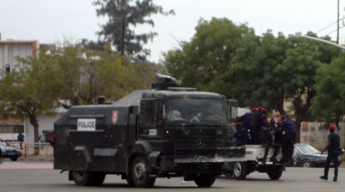 Le camion fou de la police fonce encore sur les manifestants