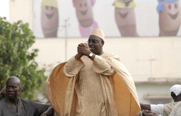 Les jeunes de l’APR brandissent des pancartes devant Obasanjo   « Obasanjo quitte notre pays »