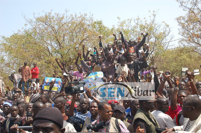 PHOTOS/PHOTOS - SECOND TOUR DU SCRUTIN PRESIDENTIEL: Les thiantacounes perturbent le vote, sa sécurité renforcée, Wade oublie l’enveloppe dans l’isoloir