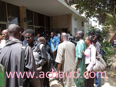 Les journalistes devant la salle des banquiers du Palais attendants la sortie de Wade et ses ministres pour les adieux.