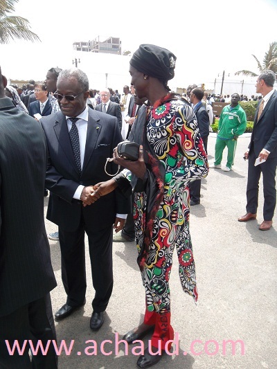 Poignet de mains entre la championne d'Afrique Amy Mbacké Thiam et l'ex premier ministre de Diouf Habib Thiam