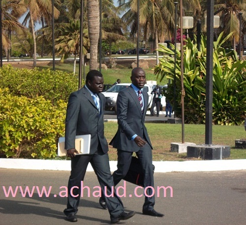 Les deux ''Seckénne'' ,respectivement patrons des sites facedakar et dakaractu El Malick et Cheikh Yérim sur leur 31 ce matin au Méridien à l'investiture du Président Macky