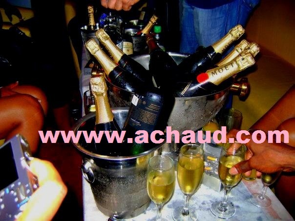 Dakar by night: Des millions de francs investirent dans des bouteilles de champagne et wisky tous les soirs dans les discothèque.