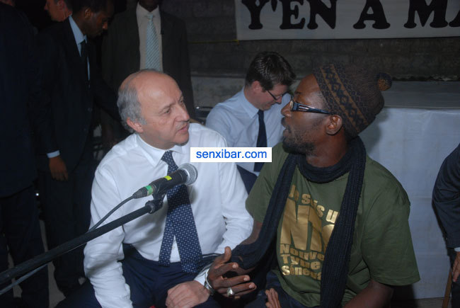 PHOTOS - Laurent Fabius au Qg de "Y'en a marre" ce vendredi