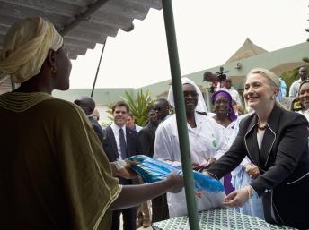 VISITE: Hillary Clinton offre du matériel au Centre de santé Philippe Maguilène Senghor