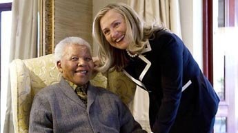 Nelson Mandela reçoit Hillary Clinton dans son village