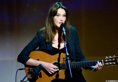 Carla Bruni-Sarkozy fait son come-back, demain, en hommage à Charles Aznavour