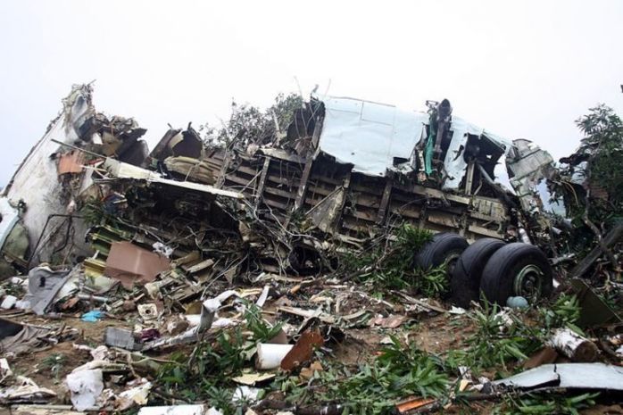 Brazzaville : un avion écrase plusieurs maisons(IMAGES)