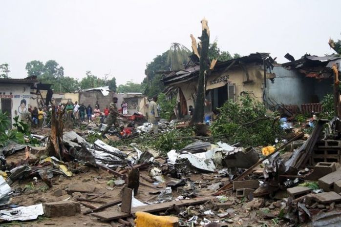 Brazzaville : un avion écrase plusieurs maisons(IMAGES)