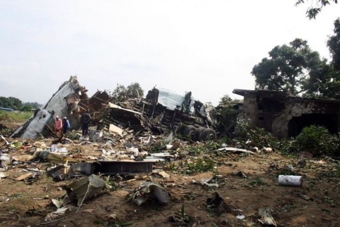 Brazzaville : un avion écrase plusieurs maisons(IMAGES)