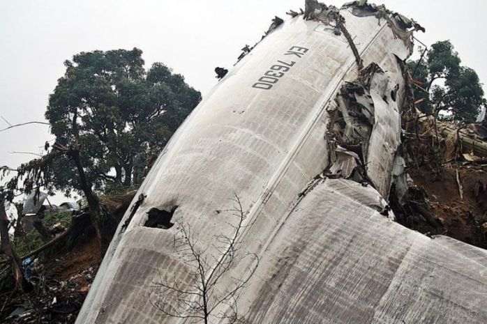 Brazzaville : un avion écrase plusieurs maisons(IMAGES)