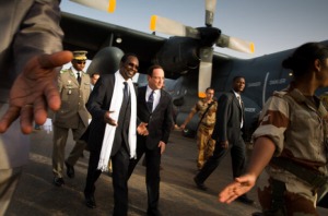 François Hollande avec les soldats français à Tombouctou