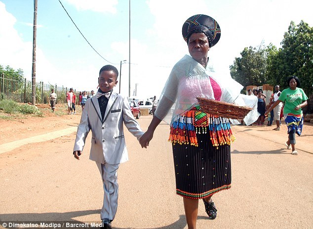 Sanele un garçon de 8 ans épouse une femme de 61 ans. Regardez le mariage