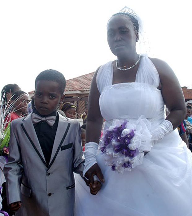 Sanele un garçon de 8 ans épouse une femme de 61 ans. Regardez le mariage