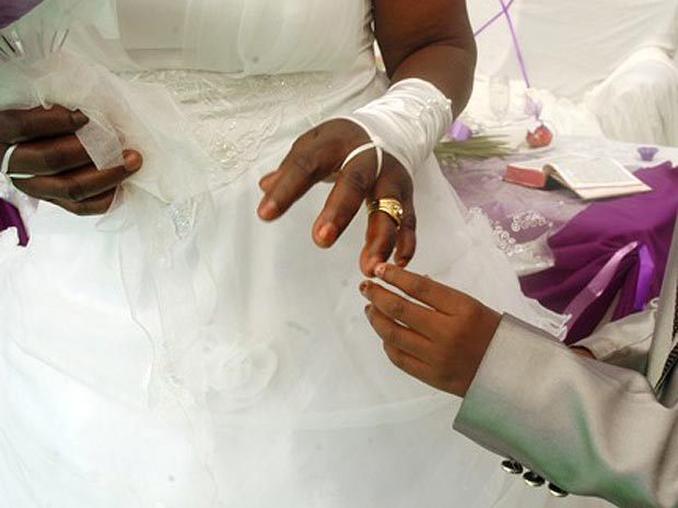 Sanele un garçon de 8 ans épouse une femme de 61 ans. Regardez le mariage