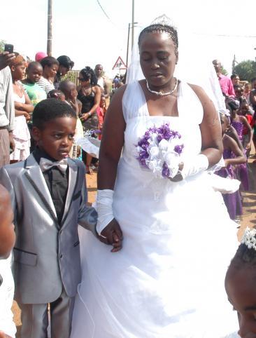 Sanele un garçon de 8 ans épouse une femme de 61 ans. Regardez le mariage