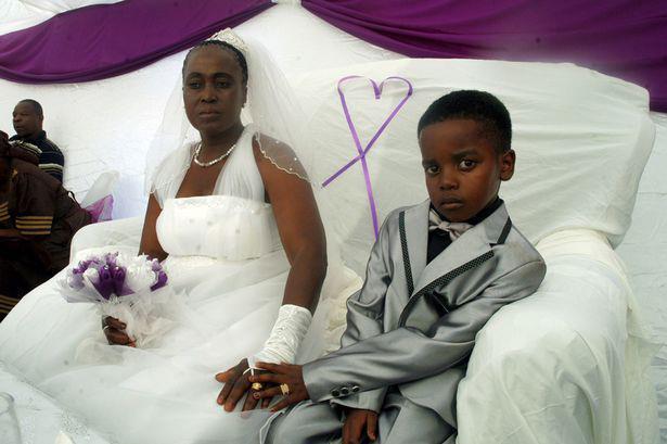 Sanele un garçon de 8 ans épouse une femme de 61 ans. Regardez le mariage