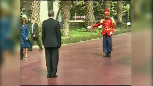 Les Premières Images De L’arrivée De Barack Obama Et De Son Épouse Au Palais Présidentiel