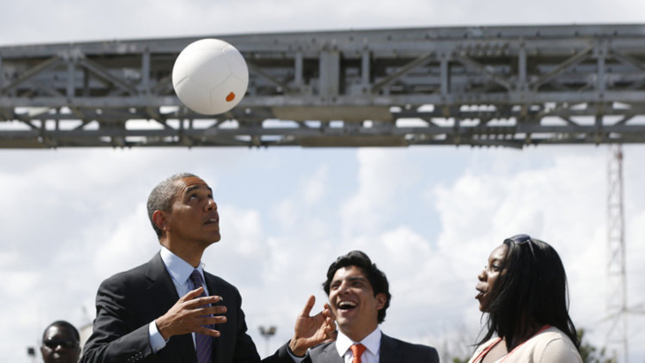 Icroyable mais vrai: A Tanzanie, Obama joue avec un ballon, qui permet de produire et de stocker de l’électricité. Coups de pieds et coups de tête