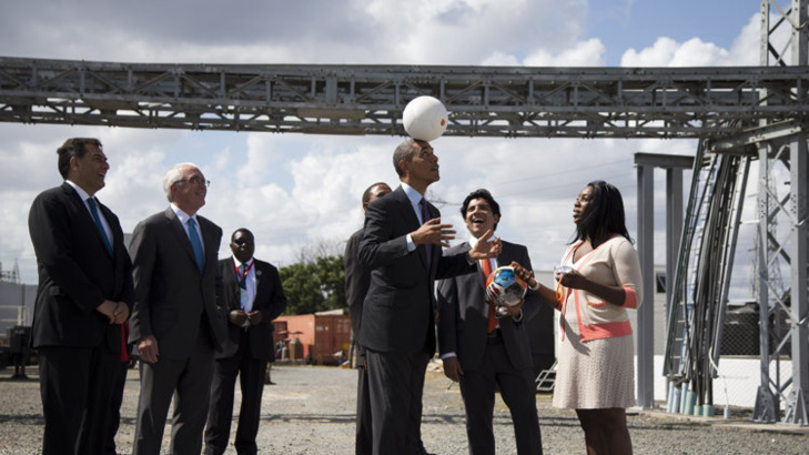 Icroyable mais vrai: A Tanzanie, Obama joue avec un ballon, qui permet de produire et de stocker de l’électricité. Coups de pieds et coups de tête