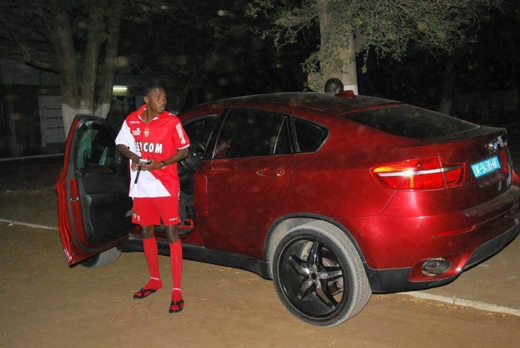 Waly Ballago Seck au bord de sa nouvelle voiture (bmw x6)