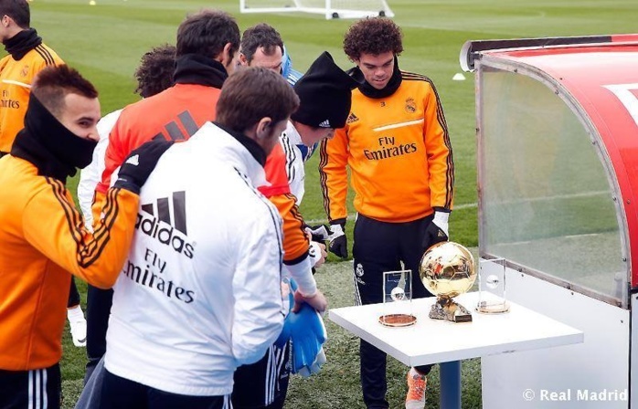 Les joueurs du Real en train d'admirer le ballon d'or de leur coéquipier Cristiano Ronaldo, ce matin à l'entrainement