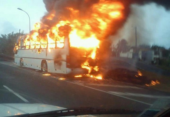 Insolite: Un bus de transport prend feu à 10 Km Fatick