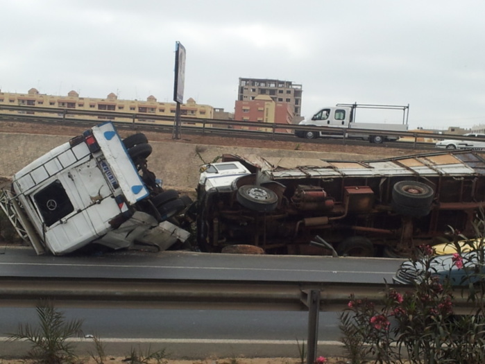 Accident spectaculaire sur l'autoroute : Un car N'diaga N'diaye et un camion entrent en collision et se renversent (Photos)