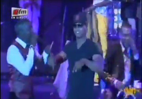 Vidéo: Elhadj Diouf enlève sa veste et chauffe le Grand Bal de You… Regardez