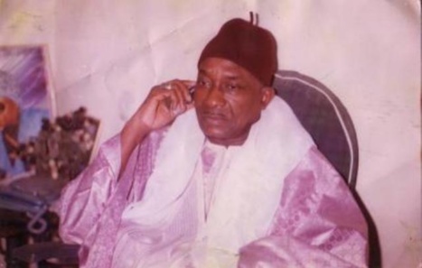 Serigne Abdou Fatah Mbacké donne un Ndigël à ses talibés (disciples) à se calmer