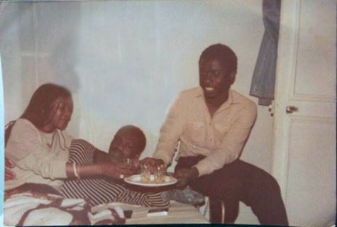 L’image insolite: On est sûrement dans les années 80. Idrissa Seck jeune homme à l’époque sert du thé à Me Ousmane Ngom visiblement en bonne compagnie.