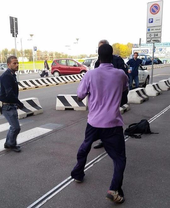 (10) Photos: immigré sans papiers massacre deux policiers italiens. Regardez