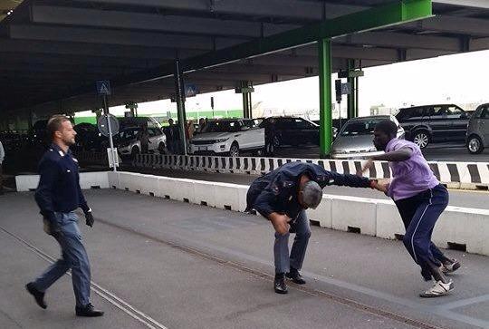 (10) Photos: immigré sans papiers massacre deux policiers italiens. Regardez