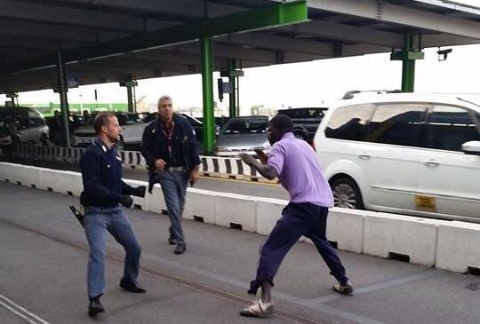 (10) Photos: immigré sans papiers massacre deux policiers italiens. Regardez