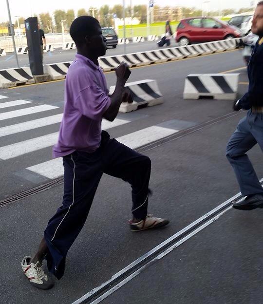 (10) Photos: immigré sans papiers massacre deux policiers italiens. Regardez