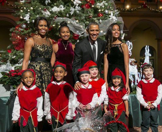 Photo-La famille Obama pose avec les elfes de Noël