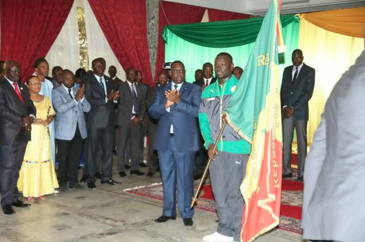 Remise du drapeau aux lions du football: Macky Sall demande aux joueurs de faire preuve d'efficacité