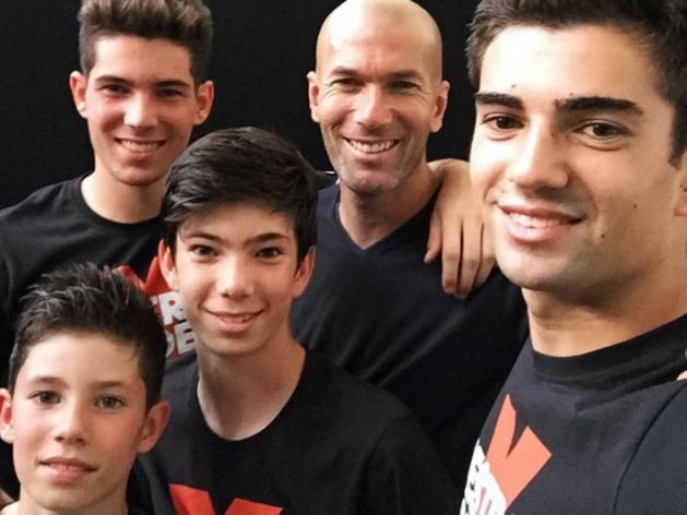 Zinédine Zidane pose pour un selfie avec ses quatre fils (Photo)