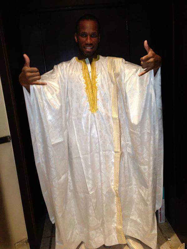 Didier Drogba en mode traditionnel. Regardez