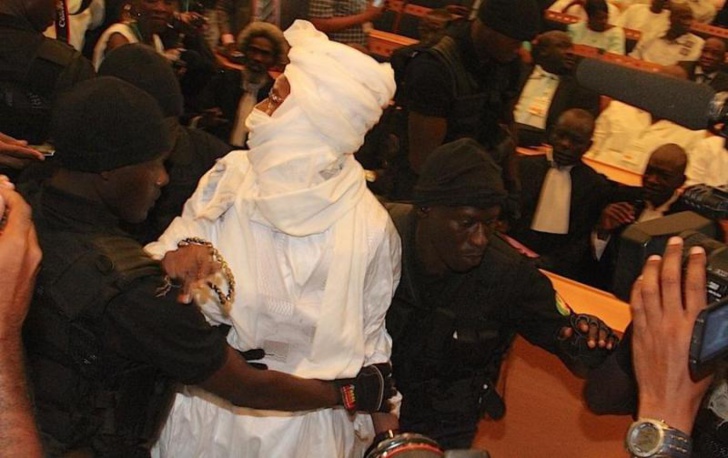 HABRÉ À L'AUDIENC: Il a été emmené de force au tribunal