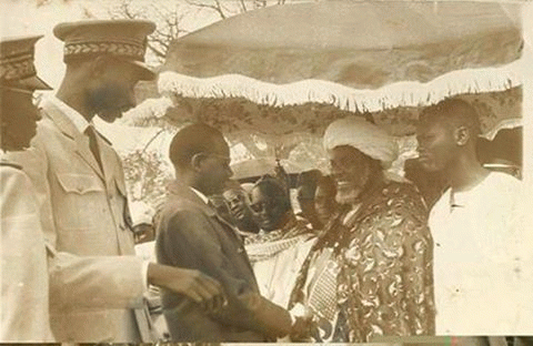 Photo:Baye Niasse recevant le Président Dia accompagné du gouverneur de Kaolack Abdou Diouf