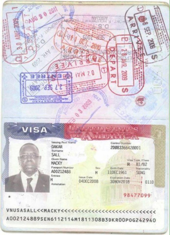 (Texte+Photo) : Double nationalité – Macky Sall dément et publie son passeport