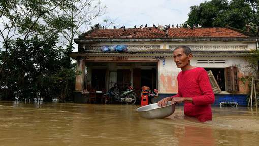 Le centre du Vietnam sous les eaux, 24 morts