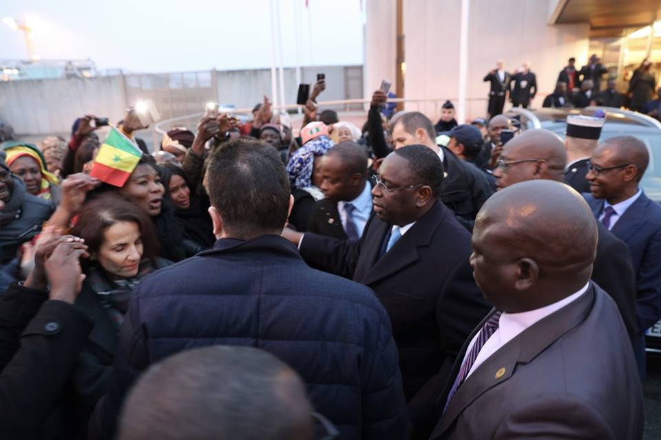 Visite officielle à Paris: Macky « tord le bras » au protocole, brave le froid et se « paie » un bain de foule