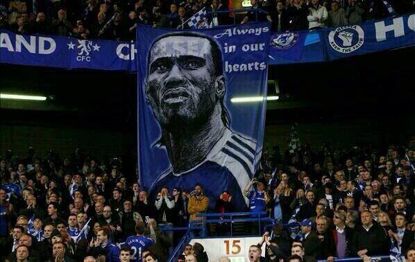 Arrêt sur image: L’hommage extraordinaire des supporters de Chelsea à Drogba